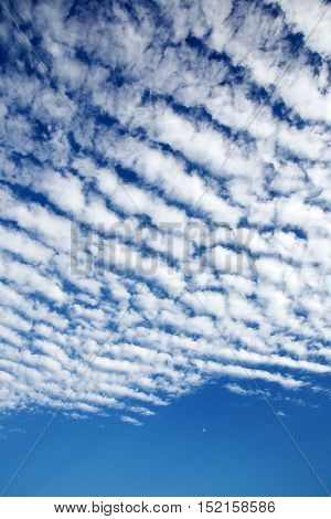 white fluffy clouds in the blue sky　