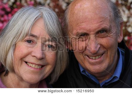 Happy mature Couple in öffentliche Gärten genießen einen Tagesausflug.
