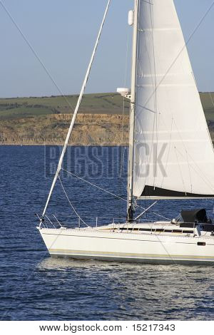 Yacht langsomt sejlads tilbage til havnen