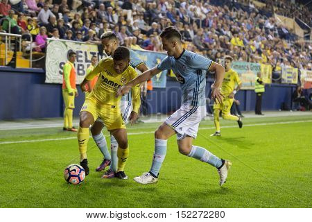 VILLARREAL, SPAIN - OCTOBER 16th: Dos Santos with ball during La Liga soccer match between Villarreal CF and R.C. Celta de Vigo at El Madrigal Stadium on October 16, 2016 in Villarreal, Spain