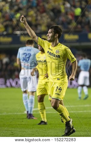 VILLARREAL, SPAIN - OCTOBER 16th: Villarreal team celebrate a goal during La Liga soccer match between Villarreal and Celta de Vigo at El Madrigal Stadium on October 16, 2016 in Villarreal, Spain