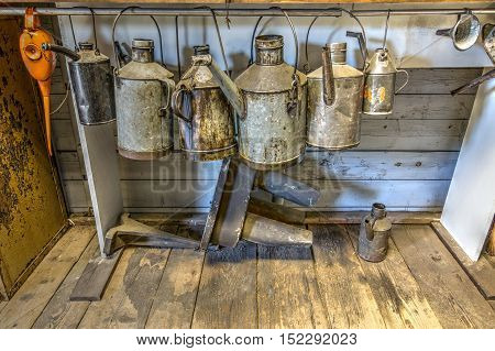 Detail of the old and used lubricating cans - who lubricates he goes - Old cans to oil and mazut