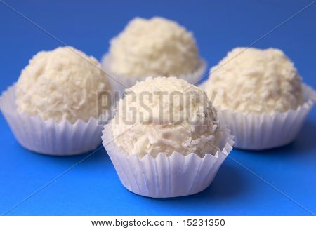 apetitosos doces com uma porca e coco são escassos em um fundo branco