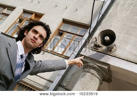 시끄러운 스피커를 남자 포인트