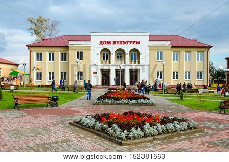 SENNO BELARUS - OCTOBER 8 2016: Unidentified people walk on town square near District House of Culture during regional festival-fair 