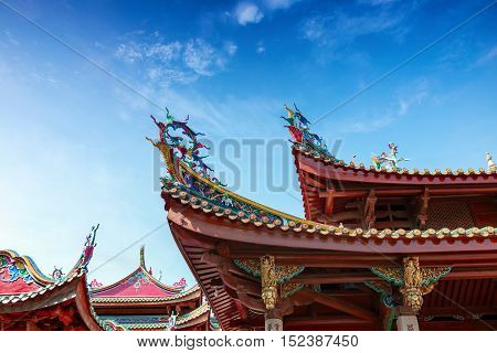 Chinese ancient buildings of the temple roof color sculpture: Dragon.
