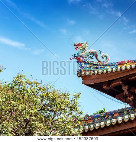 Chinese ancient buildings of the temple roof color sculpture: Dragon.