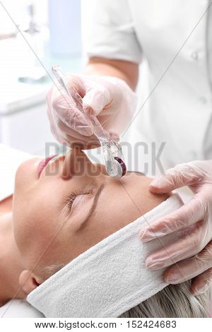 Cosmetic treatment, mesotherapy needle. Roller microneedle mesotherapy in the wellness clinic.
Wellness, mesotherapy.