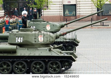 Moskva - 6 maj: Russiske T34 kampvogne i øvelokalet i 65 årsdagen for sejren i store patriotiske
