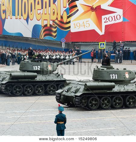Moskva - 6 maj: russiske T34 kampvogne i øvelokalet under 65 årsdagen for sejren i stor Patrioti