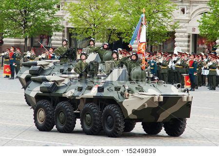 Moskova - 6.5.2010: Venäjän BTR-80: n harjoitus aikana taivaltaan voitto Suuren isänmaallisen W