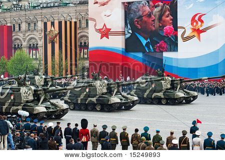 Moskva - 6 maj: russiske Self-propelled haubits MSTA i øvelokalet under 65 års jubilæum af Victor