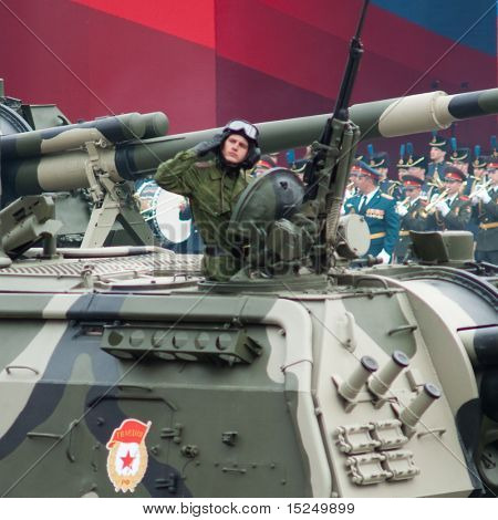 Moskva - 6 maj: russiske Self-propelled haubits MSTA i øvelokalet under 65 års jubilæum af Victor