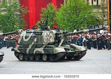 Moskva - 6 maj: Selvkørende haubits MSTA. Generalprøve af militærparade på 65 års jubilæum