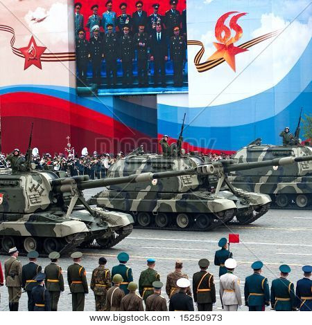 Moskva - 6 maj: Selvkørende haubits MSTA. Generalprøve af militærparade på 65 års jubilæum