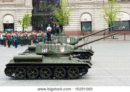 Moskva - 6 maj: Tank T34, generalprøve af militærparade på 65-årsdagen for sejren i stor