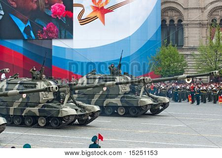 Moskva - 6 maj: Selvkørende haubits MSTA. Generalprøve af militærparade på 65 års jubilæum