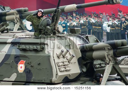 Moskva - 6 maj: Selvkørende haubits MSTA. Generalprøve af militærparade på 65 års jubilæum