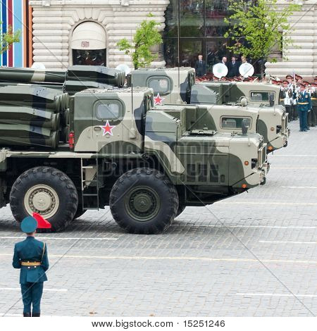 Moskou - 6 mei: Smerch RSZO - zware meerdere raketten draagraket. Generale repetitie van militaire Parade op