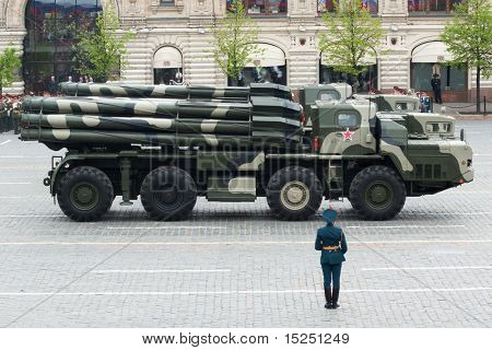 Moskou - 6 mei: Smerch RSZO - zware meerdere raketten draagraket. Generale repetitie van militaire Parade op