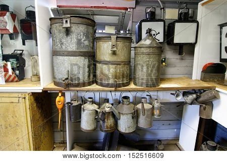 Detail of the old and used lubricating cans - who lubricates he goes - Old cans to oil  