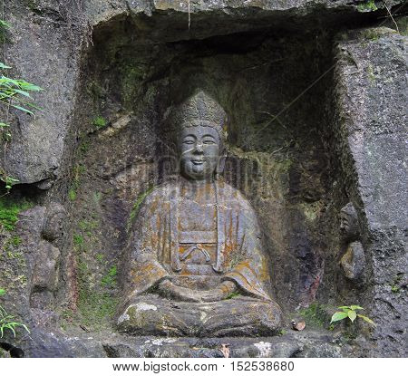 Feilai Feng Grottoes With Fine Buddhist Stone Carvings