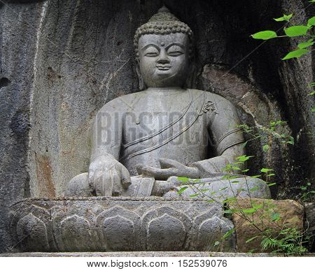 Feilai Feng Grottoes With Fine Buddhist Stone Carvings
