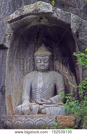 Feilai Feng Grottoes With Fine Buddhist Stone Carvings