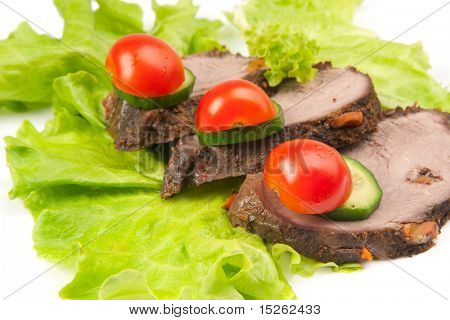 三个 peaces 的肉与蔬菜