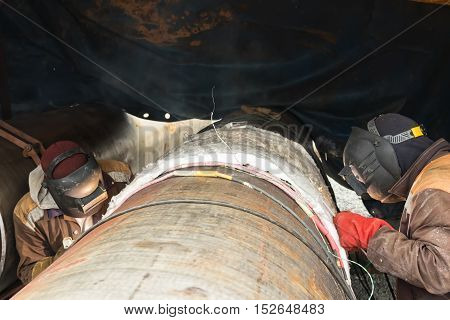 Parallel welding of two pipe welders simultaneously host large diameter pipeline. Welding with pre-and concomitant heating
