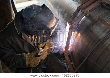 The jointing of large diameter pipes together using a chain of centralizer