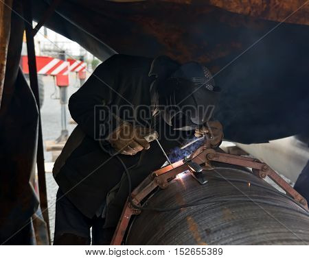 The jointing of large diameter pipes together using a chain of centralizer