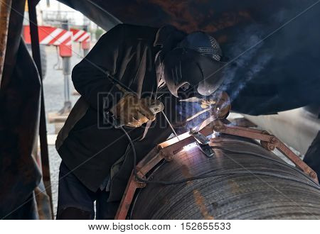 The jointing of large diameter pipes together using a chain of centralizer