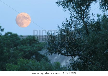 Obrovský měsíc