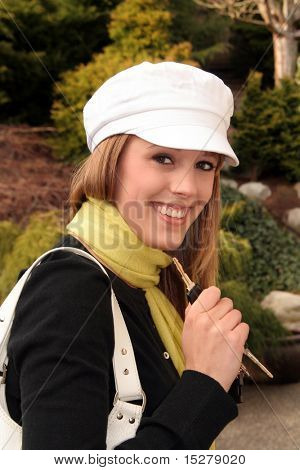 Smuk blond pige bedrift bilnøgler