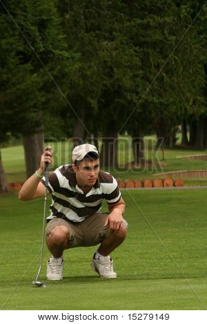 Konsantre golfçü.