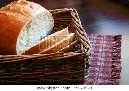 Frisches Brot in einem Weidenkorb.