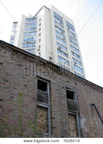 Modern ofis binaları, Kiev, Ukrayna karşı eski ev