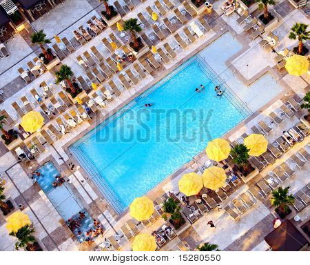 Visão de uma piscina de um hotel de 5 estrelas.