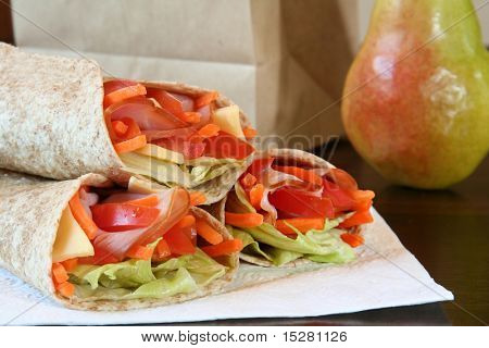 อาหารเพื่อสุขภาพ แฮม ชีส และผักห่อ tortilla ข้าวสาลีทั้งหมด