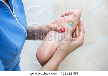the process of foot massage treatments in the beauty salon