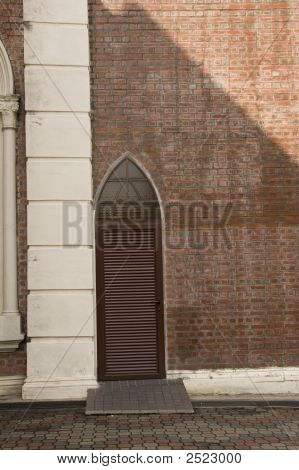 Muro di mattoni con porta