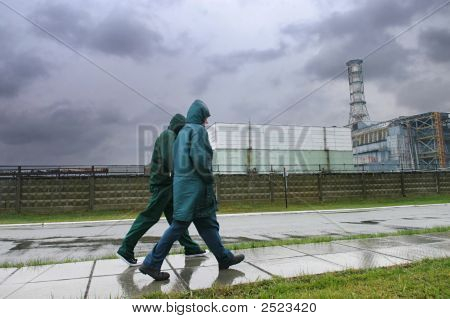 Ludzie chodzą w pobliżu elektrowni jądrowej w Czarnobylu