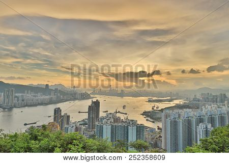 An Victoria Harbour At  Sunset, Devils Peak Hk