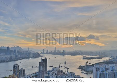 An Victoria Harbour At  Sunset, Devils Peak Hk