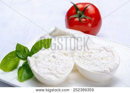 Fresh Soft White Burrata, Ball Buttery Cheese, Made From A Mix Of Mozzarella And Ricotta Cream, Orig