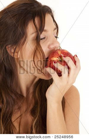 Fruta de mordida cerrada de ojos de mujer