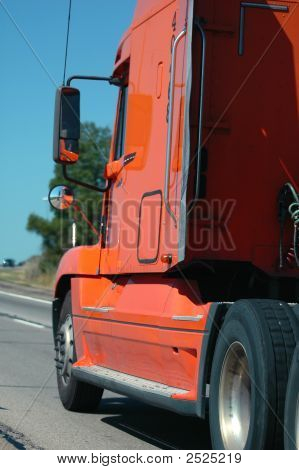 Oranje Semitruck op de snelweg