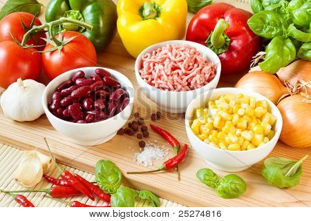 Suroviny pro chilli con carne, včetně kindey fazole, papriky, chilli papričky, mincemea