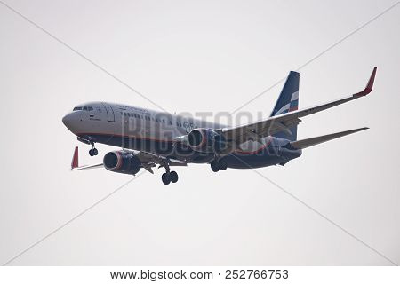 Novosibirsk, Russia - May 2, 2018: Boeing 737-8lj Vp-bfb Aeroflot Approaches For Landing At The Inte